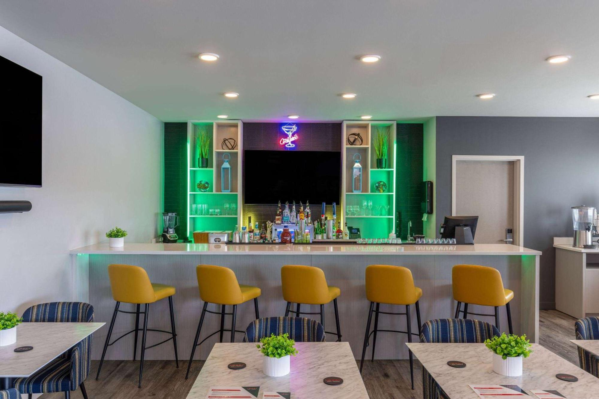 Microtel Inn & Suites Dorval Qc Luaran gambar